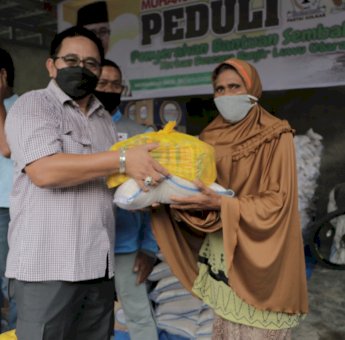 Lagi, Abang Fauzi Bagi 200 Paket Sembako Untuk Penyintas Banjir Bandang di Radda