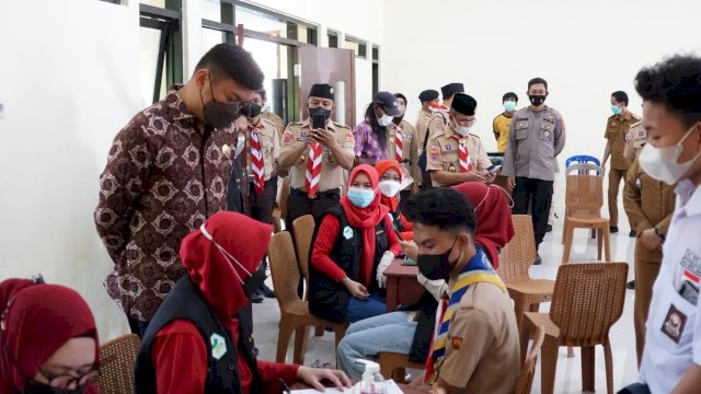 Bupati Gowa Adnan Purichta Ichsan, menunjau proses vaksinasi Covid-19 di SMKN 1 Gowa Kecamatan Bajeng, Rabu (15/09/2021).