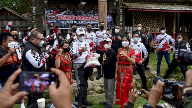 Anggota HDCI memberikan bantuan sembako secara simbolis kepada salah satu pelaku usaha wisata di Toraja.