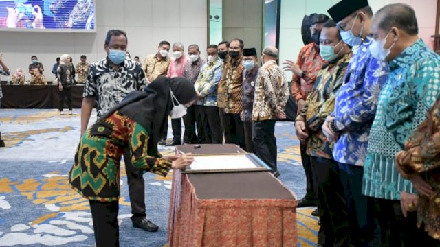Rakorwasda 2021, Bupati Lutra Dikukuhkan Jadi Dewan Pembina AAIPI 2021-2024