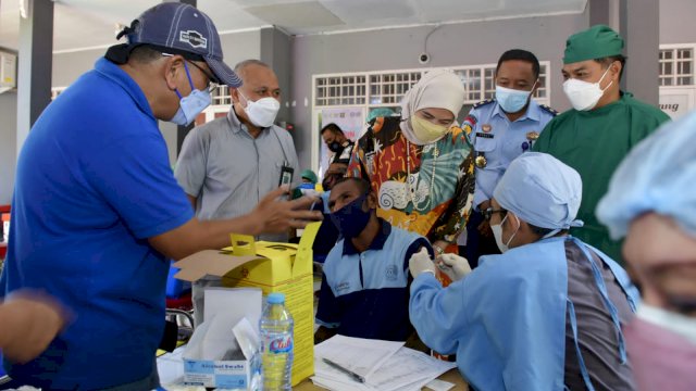 Anggota Komisi IX DPR RI Aliyah Mustika Ilham, meninjau vaksinasi warga binaan di Lapas Bolangi Sungguminasa, Sabtu (18/09/2021).