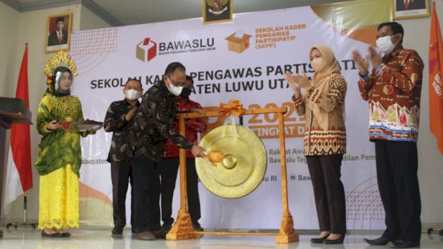 Ketua Bawaslu Provinsi Sulawesi Selatan Laode Arumahi Bersama Bupati Luwu Utara Hj. Indah Putri Indriani,S.IP, M.Si Membuka Sekolah Kader Pengawas Partisipatif (SKPP) di Hotel Remaja Masamba, Minggu (19/09/2021). 