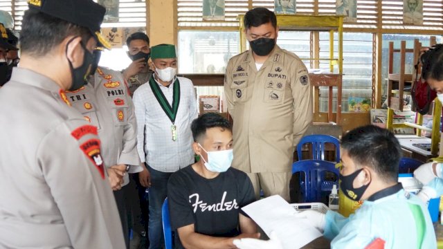 Bupati Gowa Adnan Purichta Ichsan bersama Kapolda Sulsel Irjen Pol Merdisyam, meninjau vaksinasi warga di Kecamatan Tombolopao, Minggu (19/09/2021).
