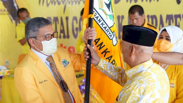 Ketua DPD I Golkar Sulsel, Taufan Pawe (kiri) bersama Ketua DPD II Golkar Enrekang terpilih, Muslimin Bando.