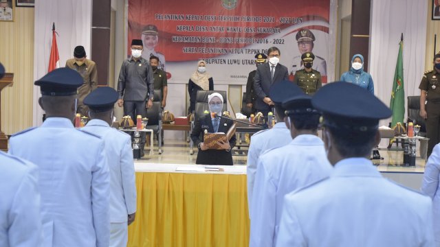 Bupati Luwu Utara, Indah Putri Indriani saat melantik 102 kepala desa terpilih di Aula Laga Lago Kantor Bupati. Senin (20/09/2021)
