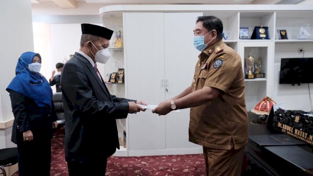 Sekprov Sulsel Abdup Hayat Gani menyerahkan SK Kepada mantan Sekda Kepulauan Selayar Marjani Sultan sebagai pejabat Fungsional Lingkup Pemprov Sulsel, Selasa (21/09/2021).