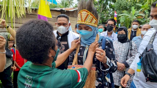 Staf Khusus Menteri Ketenagakerjaan RI, Titik Musada saat berkunjung di Papua Barat, Selasa (22/09/2021). FOTO: Istimewa