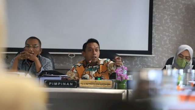 Wakil Ketua DPRD Sulsel, Syaharuddin Alrif (tengah) saat memimpin Rapat Dengar Pendapat (RDP) dengan pengusaha peternak ayam di Kantor DPRD Sulsel, Selasa (21/9/2021).