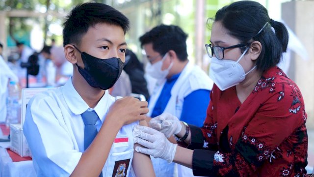 Salah satu Pelajar SMA disuntik Vaksin Covid-19.