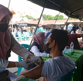 Pedagang dan Warga Bajeng Jadi Sasaran Serbuan Vaksinasi Kodim 1409 Bersama Pemkab Gowa