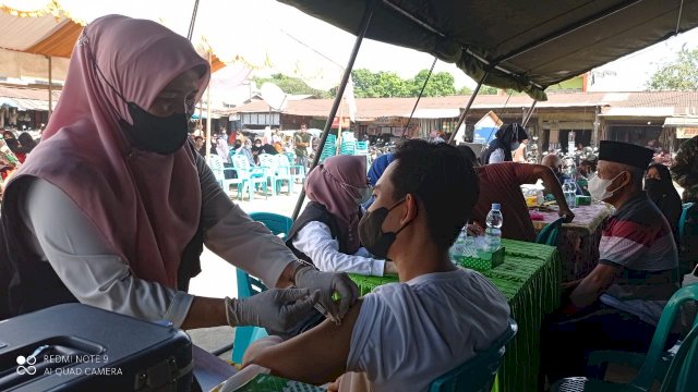 Salah satu warga Kecamatan Bajeng saat melakukan vaksinasi yang digelar Kodim 1409 Gowa bekerjasama Pemkab Gowa. (Rhy)