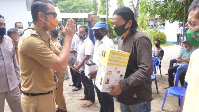 Bupati Sinjai Andi Seto Ghaditsa Asapa memberikan bantuan secara simbolis kepada Nelayan.