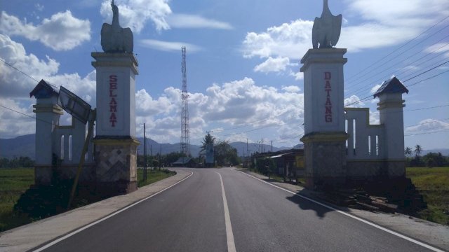 Kondisi Ruas jalan yang menghubungkan Cabbenge dengan Kota Watansoppeng.