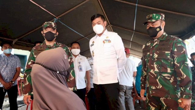Bupati Gowa Adnan Purichta Ichsan bersama Kasrem 141 Toddopuli, Kolonel Arh Elphis Rudy saat memantau vaksinasi di Pasar Taipale'leng Kampili, Kecamatan Pallangga. (Rhy)