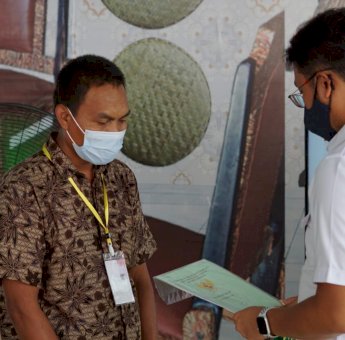 Andi Seto Serahkan 400 Sertifikat Tanah untuk Masyarakat Sinjai