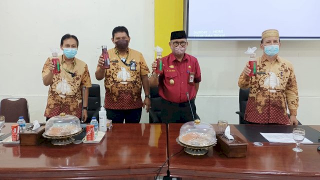 Wakil Bupati Soppeng Luthti Halide bersama jajaran RSUD Latemmamala menunjukkan 'Uwai Seppang' di dalam botol air minum yang bisa dibawa kemana-mana.