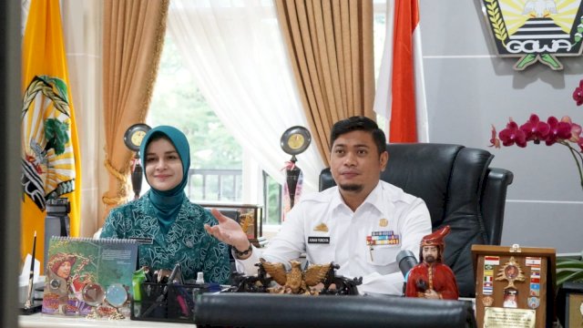 Bupati Gowa Adnan Purichta Ichsan, bersama Istrinya yang juga Ketua PKK Gowa Priska Paramita Adnan.