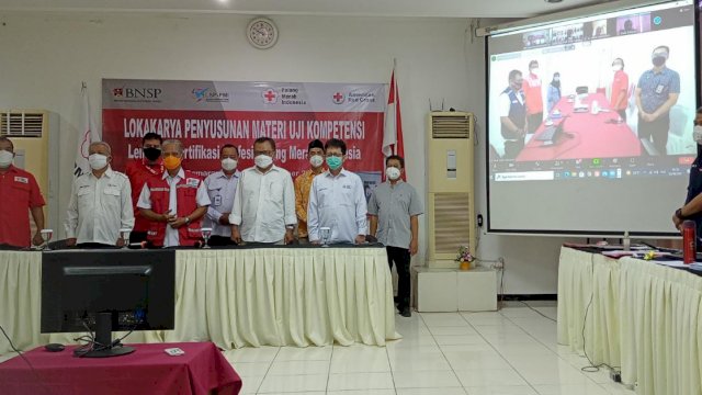 Penyerahan SK TUK secara virtual zoom oleh Sekertaris Jenderal pengurus Pusat PMI Sudirman Said kepada Ketua TUK LSP PMI Makassar Khudri Arsyad, Jumat (23/09/2021).