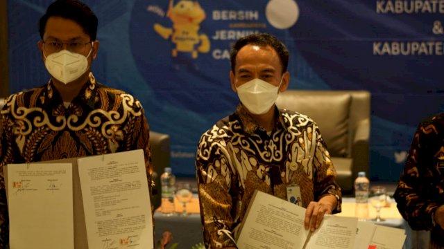 Penandatanganan naskah pinjam pakai tanah oleh Bupati Sinjai Andi Seto Asapa dengan Kepala TVRI Sulsel, Jati setyowahyu di Ballroom Blue Lemon Hotel The Rinra Makassar, Jumat (24/9/2021) kemarin.