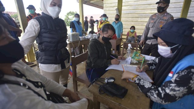 Bupati Luwu Utara, Indah Putri Indriani meninjau langsung kegiatan vaksinasi di Desa Hono, Kecamatan Seko. Sabtu (25/09/2021)