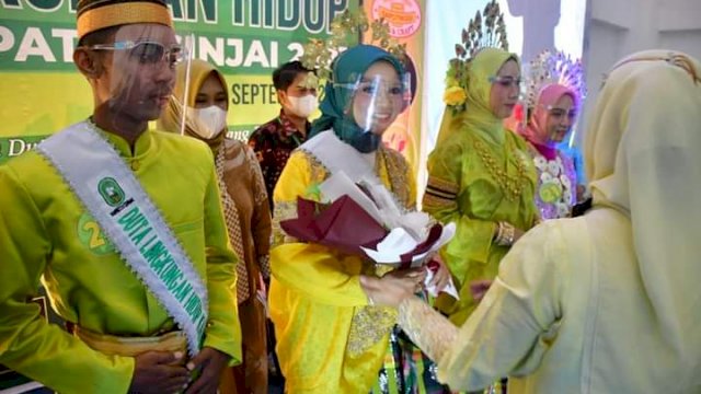 Ketua TP PKK Kabupaten Sinjai Andi Nurhilda Seto, memberikan hadiah kepada pemenang Lomba Duta Lingkungan Hidup Kabupaten Sinjai 2021.