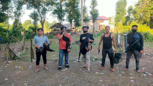 Polsek Telluwanua Kota Palopo Membubarkan Judi Sabung Ayam, Senin (27/9/2021).