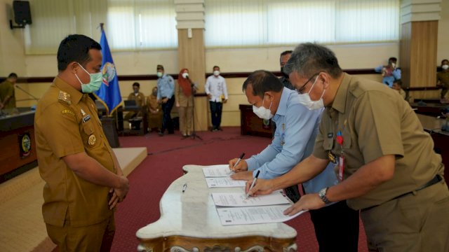 Plt Gubernur Sulsel Andi Sudirman Sulaiman, menyaksikan penandatanganan MoU antara Kemenkumham Kanwil Sulsel dan Dinsos Sulsel, di Ruang Rapat Pimpinan Kantor Gubernur Sulsel, Senin (27/09/2021).