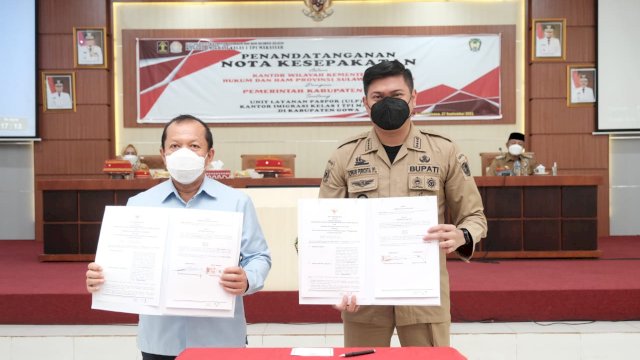 Bupati Gowa Adnan Purichta Ichsan, bersama Kepala Kantor Wilayah Kementrian Hukum dan HAM Sulawesi Selatan Harun Sulianto, usai melakukan penandatanganan MoU di Baruga Karaeng Galesong Kantor Bupati Gowa, Senin (27/09/2021).