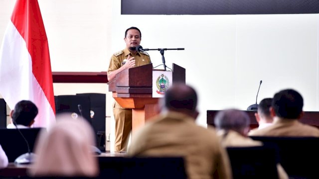 Plt Gubernur Sulsel Andi Sudirman Sulaiman, memberikan sambutan saat Coffee Mording di Ruang Rapat Pimpinan Kantor Gubernur Sulsel, Senin (27/09/2021).