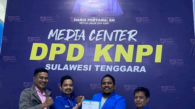 Ketua DPD KNPI Kota Kendari, Filsafat Alamsyah (kedua dari kiri) saat menerima SK Kepengurusan dari DPP KNPI. Foto: istimewa