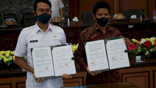 Bupati Sinjai Andi Seto Ghaditsa Asapa, melakukan penandatanganan MoU dengan Wakil Kepala BPJS Ketenagakerjaan Cabang Makassar, Rabu (290/09/2021).