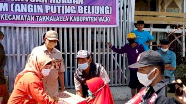 Anggota DPRD Sulawesi Selatan, Desy Susanty Sutomo saat menyerahkan bantuan kepada korban bencana alam angin puting beliung di Kabupaten Wajo, Sabtu (18/9/2021). 