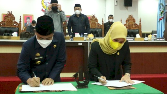 Plt Gubernur Sulsel, Andi Sudirman Sulaiman (kiri) bersama Ketua DPRD Sulsel, Andi Ina Kartika Sari saat melakukan penandatanganan persetujuan Ranperda APBD Perubahan 2021 di ruang rapat paripurna DPRD Sulsel, Selasa (21/9/2021).