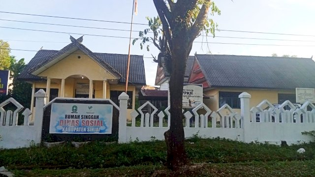 Rumah singgah milik Dinas Sosial Kabupaten Sinjai yang terletak di Jalan Ahmad Yani, Kelurahan Biringere, Kecamatan Sinjai Utara.