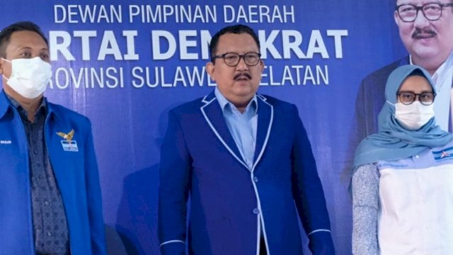 Ketua DPD Partai Demokrat Sulawesi Selatan, Ni'matullah Erbe (tengah).