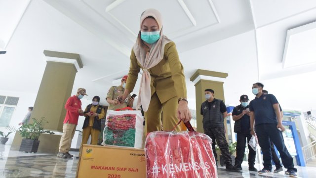 Bupati Luwu Utara, Indah Putri Indriani saat menerima paket bantuan dari Kemensos RI, untuk masyarakat terdampak banjir di Luwu Utara, Selasa (31/08/2021).