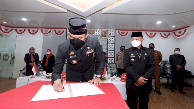 Bupati Gowa Adnan Purichta Ichsan, menandatangani Perda APBD Perubahan Tahun 2021, Rabu (01/09/2021).