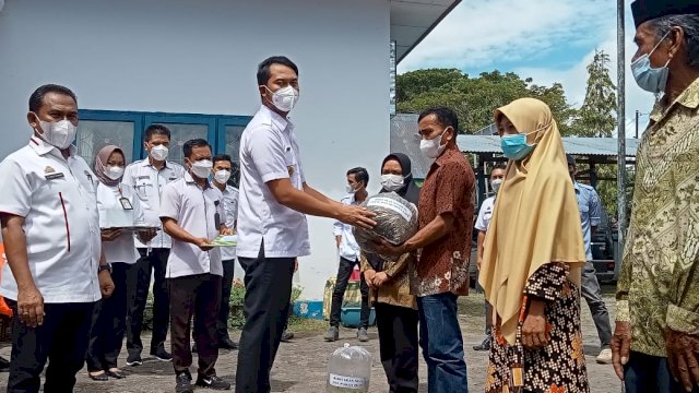 Bupati Sinjai Andi Seto Ghaditsa Asapa, memberikan bantuan secara simbolis kepada Kelompok Nelayan, Rabu (01/09/2021).