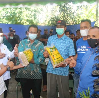 Kunjungi Dua Kecamatan di Ponorogo, Anggota DPR RI Sartono Bagikan Ratusan Bibit Padi dan Genset