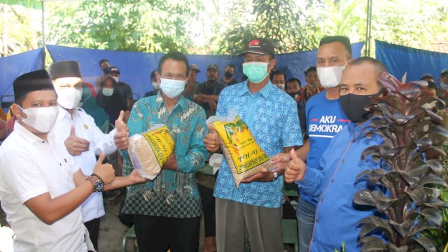 Kunjungi Dua Kecamatan di Ponorogo, Anggota DPR RI Sartono Bagikan Ratusan Bibit Padi dan Genset