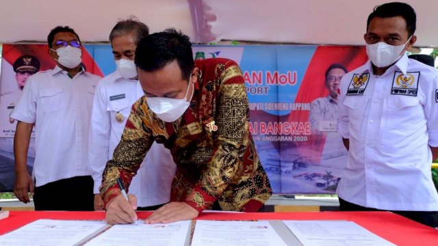Pelaksana Tugas Gubernur Sulsel Andi Sudirman Sulaiman, menandatangani MoU pembangunan Dry Port di Kabupaten Sidrap bersama Direktur Utama PT. Pelindo IV Prasetyadi, dan Bupati Sidrap Dollah Mando, Kamis (19/08/2021).