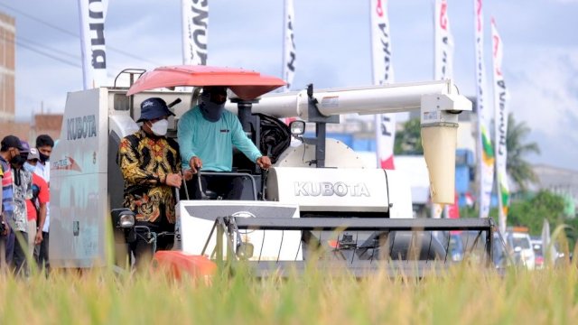 Plt Gubernur Sulsel Andi Sudirman Sulaiman, menjalankan tractor untuk memanen Padi di kawasan Persawahan Kabupaten Sidrap, Jumat (20/08/2021).