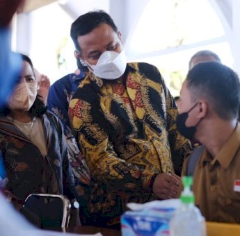 Tinjau Vaksinasi di SMAN 1 Pinrang, Andi Sudirman Semangati Para Siswa