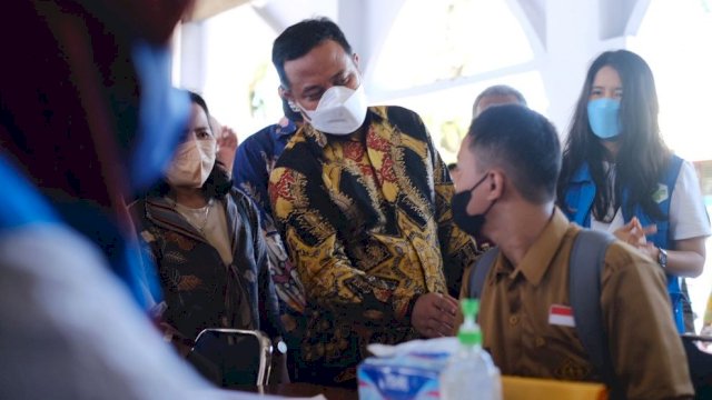 Plt Gubernur Sulsel Andi Sudirman Sulaiman, berbincang dengan salah satu siswa yang akan divaksin di SMAN 1 Pinrang, Jumat (20/08/2021).