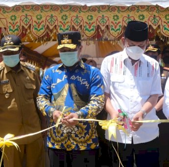 Andi Sudirman Resmikan Ruas jalan Soppeng-Batas SIdrap