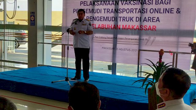 Sekda Prov Sulsel Abdul Hayat Gani, memberikan sambutan saat pembukaan vaksinasi bagi Pengemudi Taksi Online di Kawasan Pelabuhan makassar.