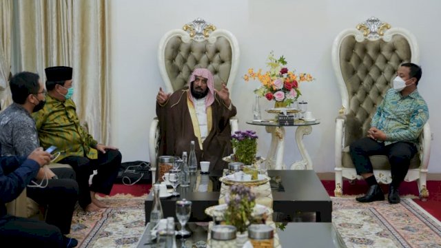 Plt Gubernur Sulsel Andi Sudirman Sulaiman, berbincang dengan Juru Bicara Dubes Arab Saudi untuk Indonesia Syaikh Shaleh Abdullah Al-Rajhi di Rujab Wagub Sulsel, Rabu (25/08/2021).
