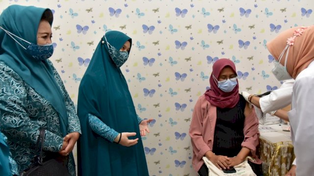 PLT Ketua TP PKK Sulsel Naoemi Octarina, saat meninjau Proses Vaksinasi Bagi Ibu Hamil, Jumat (27/08/2021).