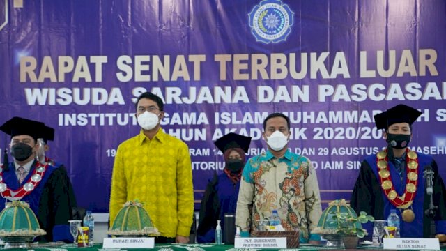 Plt Gubernur Sulsel Andi Sudirman Sulaiman bersama Bupati Sinjai Andi Seto Asapa, saat mengikti Wisuda IAIM Sinjai, Sabtu (28/08/2021).