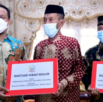 Andi Sudirman Salurkan Bantuan untuk Warga Terdampak Bencana dan Masjid di Sinjai